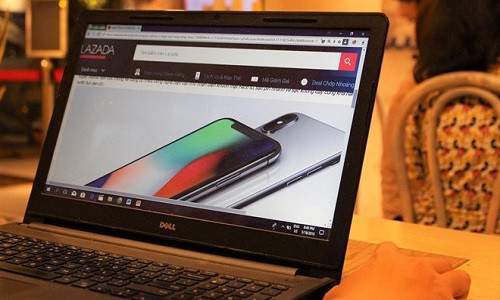 Cục Cạnh tranh và Bảo vệ người tiêu dùng cảnh báo người dùng về việc mua hàng từ xa, nhất là các sản phẩm giá trị cao như trang sức, hàng điện tử, mỹ phẩm. Ảnh: Phúc Minh.