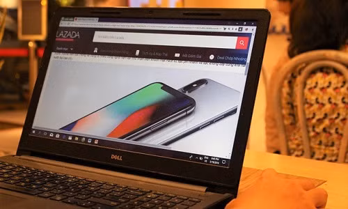 Cục Cạnh tranh và Bảo vệ người tiêu dùng cảnh báo người dùng về việc mua hàng từ xa, nhất là các sản phẩm giá trị cao như trang sức, hàng điện tử, mỹ phẩm. Ảnh: Phúc Minh.