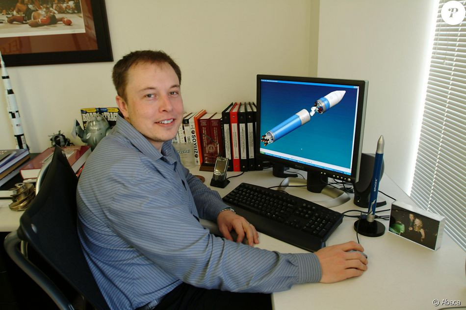 Sau khi chuyển đến Đại học Pennsylvania, Elon Musk và một người bạn biến nhà mình thành một quán bar vào các dịp cuối tuần, với mức phí "ăn chơi" là 5 USD. Bằng việc làm thêm, Elon Musk tự mình chi trả cho mọi chi phí Đại học.