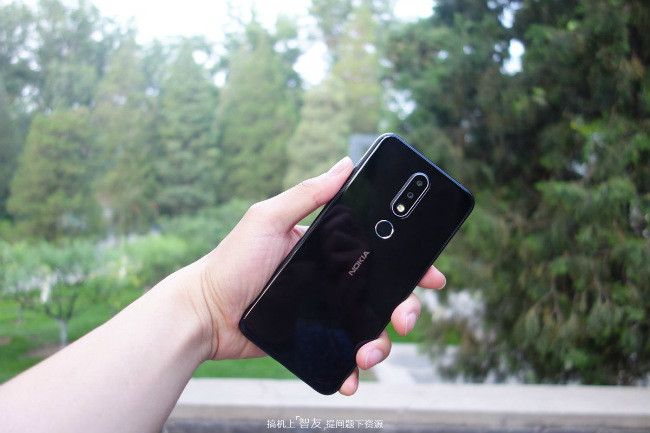 Thân Nokia X6 ốp kính chiếm tới 95% nhưng không trơn trượt khi cầm vì khung bằng kim loại.