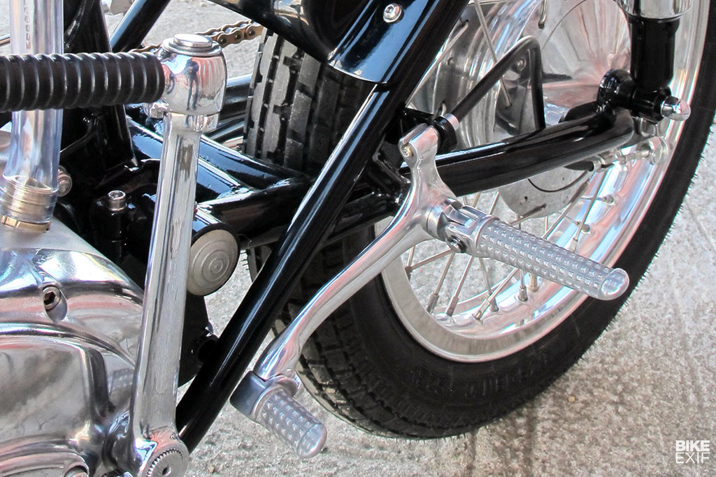 Chắn bùn trước và sau được Mike chế tác thủ công. Nước sơn màu dâu tây thực hiện bởi nghệ nhân Jon Hart từ hãng Hoffman Auto Body, cách lò độ của Mike 30 km.