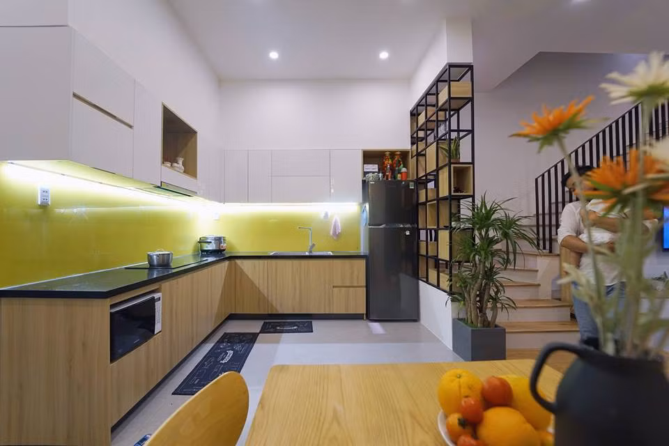 Nội thất phòng bếp sử dụng tông màu vàng mang đến cảm giác tươi sáng.