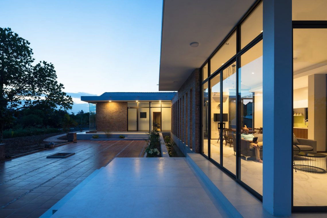 Khối nhà chính bố trí là nơi sinh hoạt chung bao gồm phòng khách, bếp, bàn ăn.