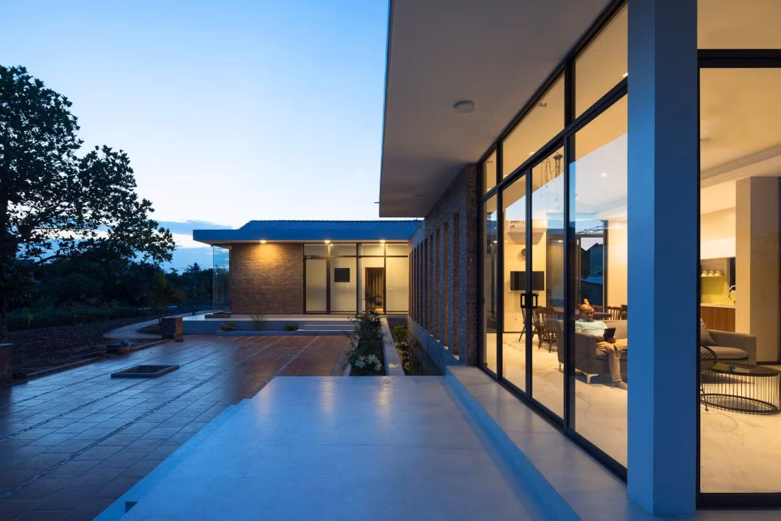 Khối nhà chính bố trí là nơi sinh hoạt chung bao gồm phòng khách, bếp, bàn ăn.