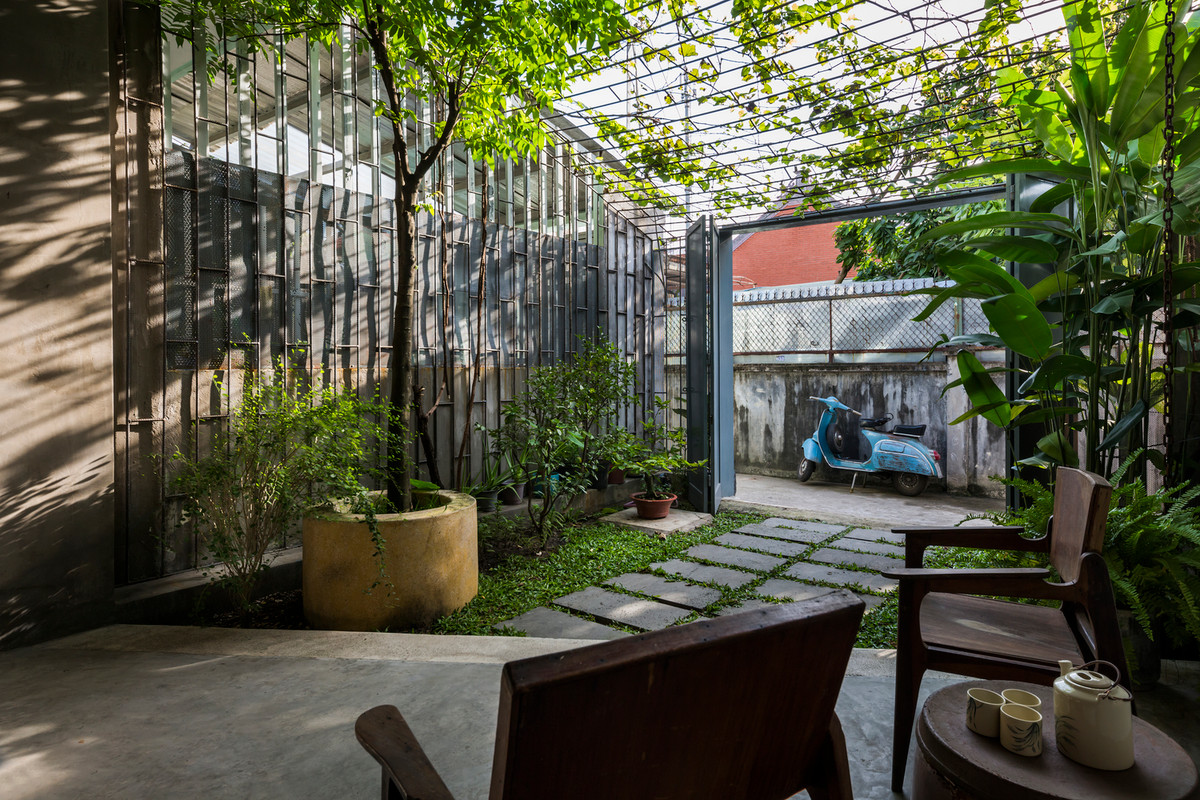 Khoảng sân vườn nhỏ được lấp đầy màu xanh của cây cối tạo thành không gian nghỉ ngơi lý tưởng.