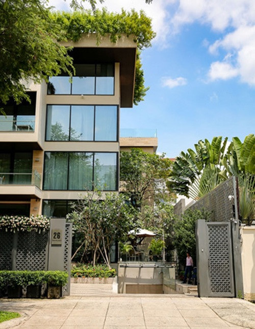 Trên sân thượng có hàng cây xanh mướt rủ xuống. Ảnh: Zing.