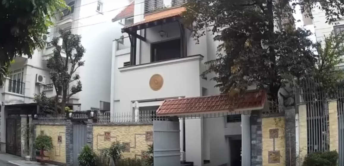 Cổng nhà mái thái vừa mang kiến trúc truyền thống vừa giúp công trình trở nên hoành tráng mà không lạc nhịp. Ảnh: Youtube.