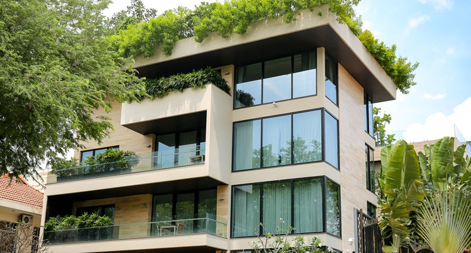 Hệ thống cửa kính cường lực bao khung làm tăng sự sang trọng và hiện đại cho ngôi nhà. Ảnh: Zing.