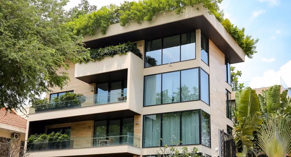 Hệ thống cửa kính cường lực bao khung làm tăng sự sang trọng và hiện đại cho ngôi nhà. Ảnh: Zing.