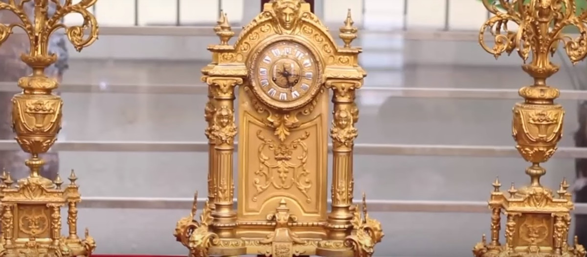 Trong nhà trưng bày bộ sưu tập đồng hồ cổ của ông xã Thu Ngân. Ảnh: Youtube.