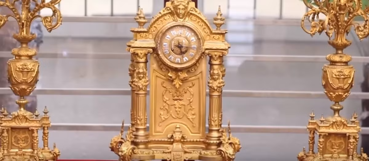 Trong nhà trưng bày bộ sưu tập đồng hồ cổ của ông xã Thu Ngân. Ảnh: Youtube.