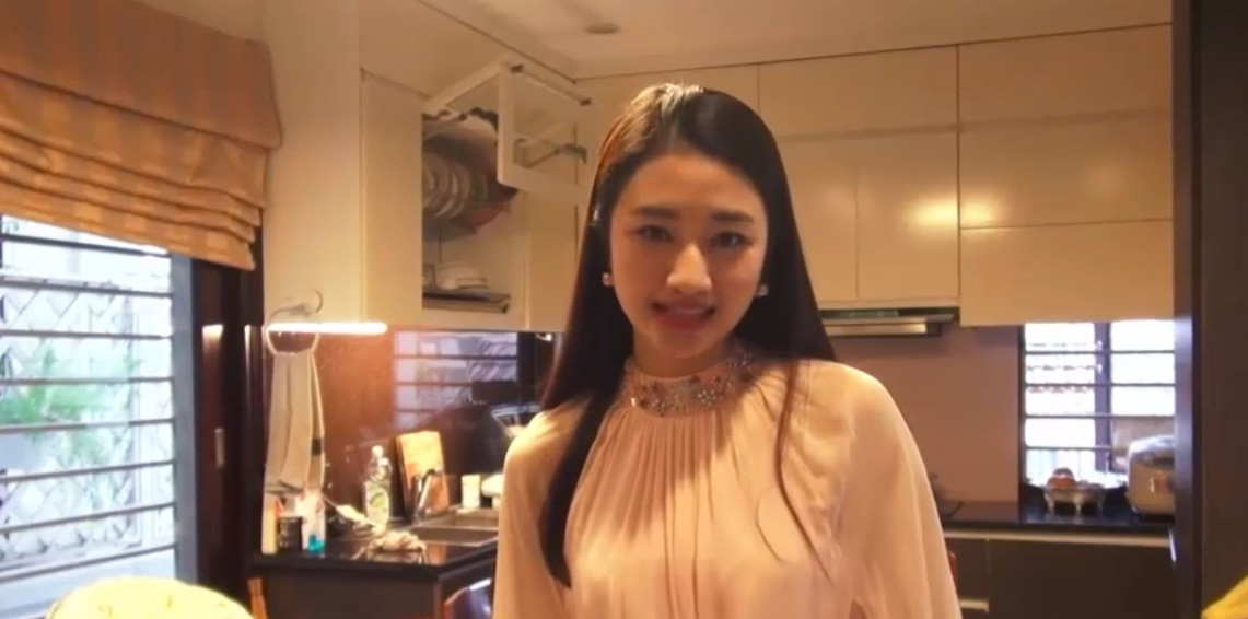 Gian bếp tiện nghi bên trong biệt thự của Thu Ngân. Ảnh: Youtube.