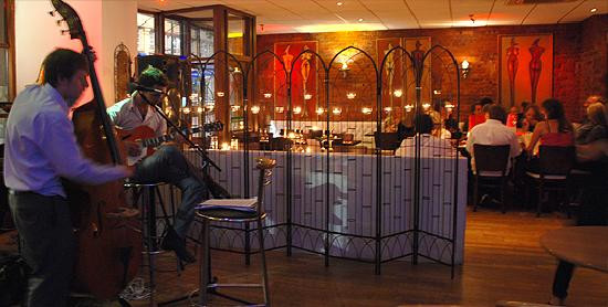 Nghiên cứu từ các chuyên gia của trường đại học Fairfield cho thấy, mở nhạc to giúp khách hàng nhai nhanh hơn. Khi đó, lượng khách ra vào đông hơn, đồng nghĩa với việc nhà hàng kiếm được nhiều tiền hơn.