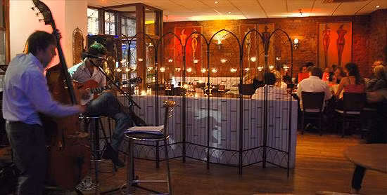 Nghiên cứu từ các chuyên gia của trường đại học Fairfield cho thấy, mở nhạc to giúp khách hàng nhai nhanh hơn. Khi đó, lượng khách ra vào đông hơn, đồng nghĩa với việc nhà hàng kiếm được nhiều tiền hơn.