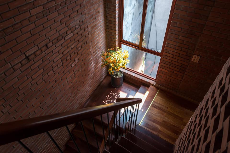 Khu vực cầu thang có cửa kính lớp lấy gió và ánh sáng.