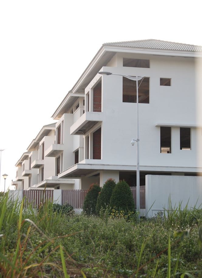 Càng đi sâu vào thành phố Mới càng thấy được sự hoang vắng của vùng đất này. Ngoài khu đặt trung tâm hành chính tỉnh luôn có người đến làm việc, những khu còn lại chẳng thấy gì ngoài những con đường rộng thanh thang và bãi đất trống cùng nhà hoang.