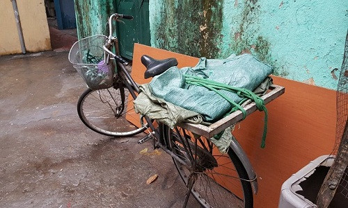 Đồ nghề đi làm của chị Ban. Ảnh: Nhật Linh