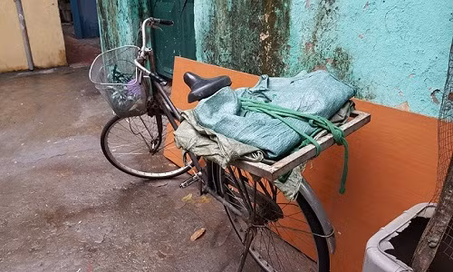 Đồ nghề đi làm của chị Ban. Ảnh: Nhật Linh