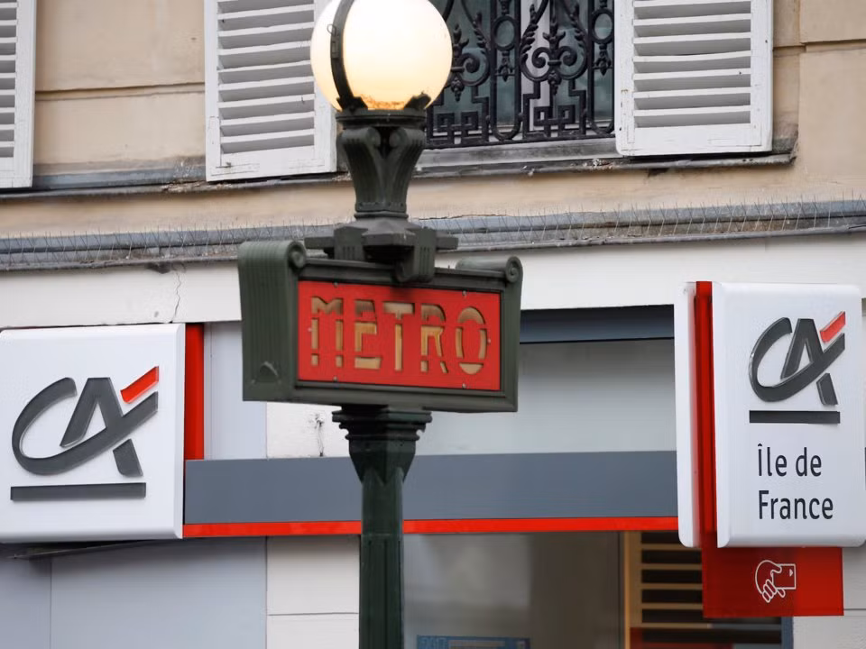 Crédit Agricole là tập đoàn ngân hàng bán lẻ lớn nhất tại Pháp, lớn thứ hai châu Âu, thứ 10 trên thế giới với 2.120 tỷ USD. Nguồn ảnh: Business Insider.