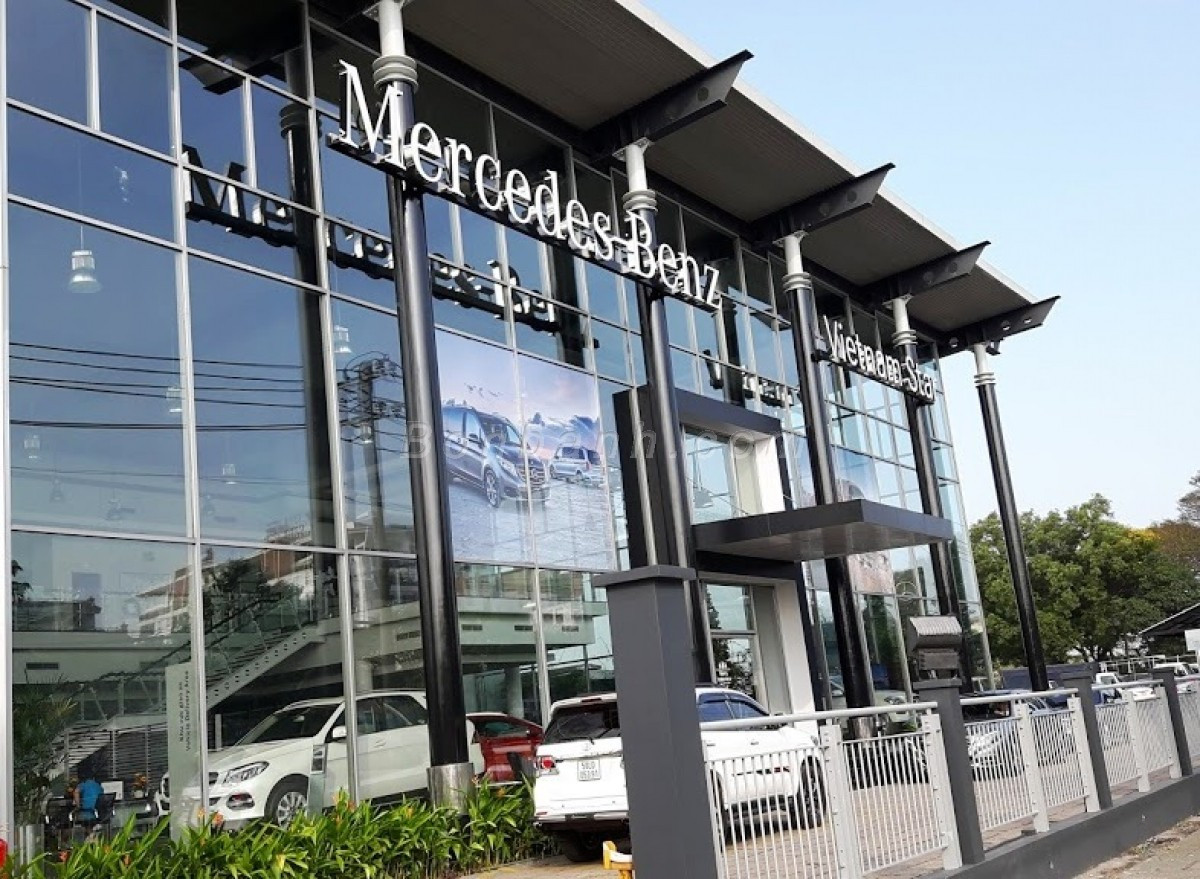 Từ vị trí 15, năm nay Mercedes-Benz leo lên vị trí thứ 10 trong top 100 nơi làm việc tốt nhất Việt Nam. Đây là một trong những tập đoàn hàng đầu về kinh doanh ô tô. Ảnh: Bonbanh.