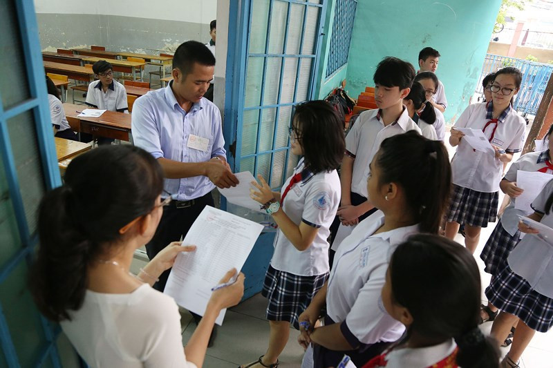 Sau phần khai mạc kỳ thi, các em học sinh tiến về phòng thi để làm các thủ tục.