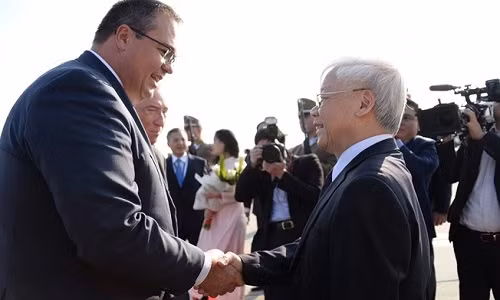 Tong Bi thu den Budapest, bat dau tham chinh thuc Hungary