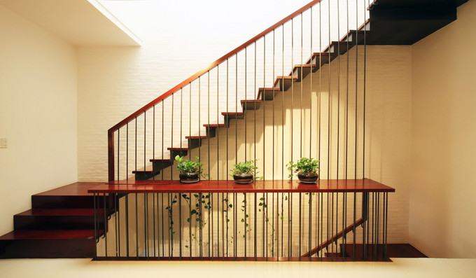 Cầu thang dây cáp bố trí sát tường giúp tiết kiệm không gian.