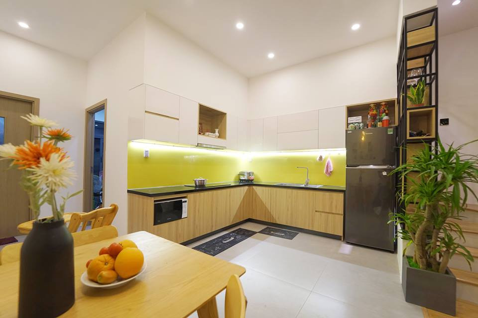 Tủ bếp chữ L hiện đại.