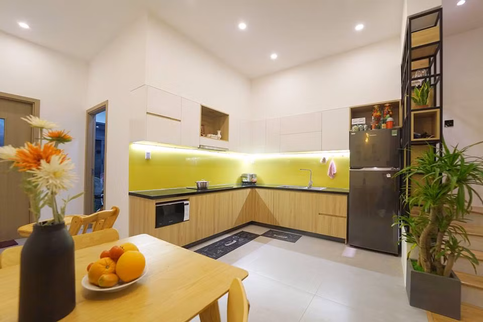 Tủ bếp chữ L hiện đại.