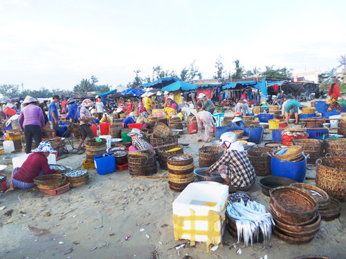 Không chỉ người dân trong vùng, nhiều du khách cũng tìm đến chợ khi được giới thiệu. Ảnh: Baoquangnam.