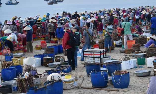 Họ tìm đến đây vì hải sản vừa tươi sống vừa rẻ hơn nhiều chỗ khác. Ảnh: VOV5.