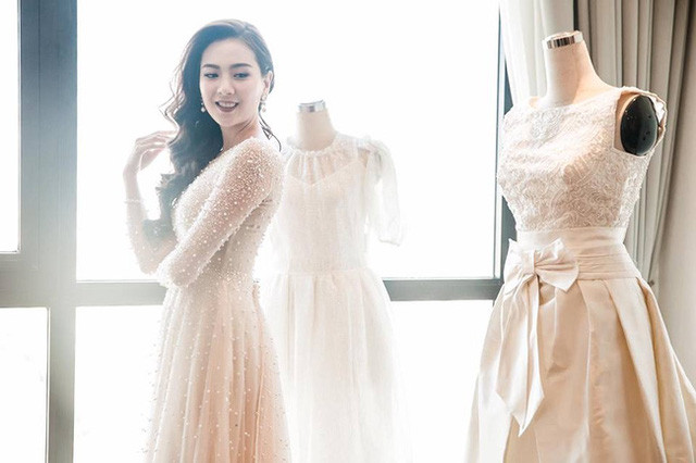 Mai Ngọc diện hai bộ váy cưới được thiết kế công phu trong ngày trọng đại. Khi đón khách mời, Mai Ngọc diện váy đính 10.000 viên pha lê, có giá khoảng 200 triệu đồng. Ảnh: Giadinhxahoi.