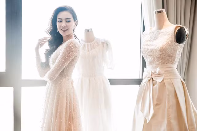 Mai Ngọc diện hai bộ váy cưới được thiết kế công phu trong ngày trọng đại. Khi đón khách mời, Mai Ngọc diện váy đính 10.000 viên pha lê, có giá khoảng 200 triệu đồng. Ảnh: Giadinhxahoi.