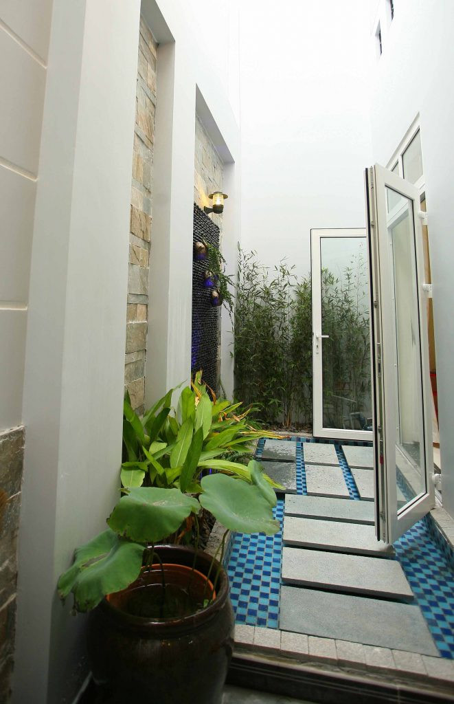 Khu vườn nhỏ bố trí tất cả các khu vực trong nhà phố cổ điển đem đến cảm giác mát mẻ. Nguồn ảnh: Song Phat Construction.