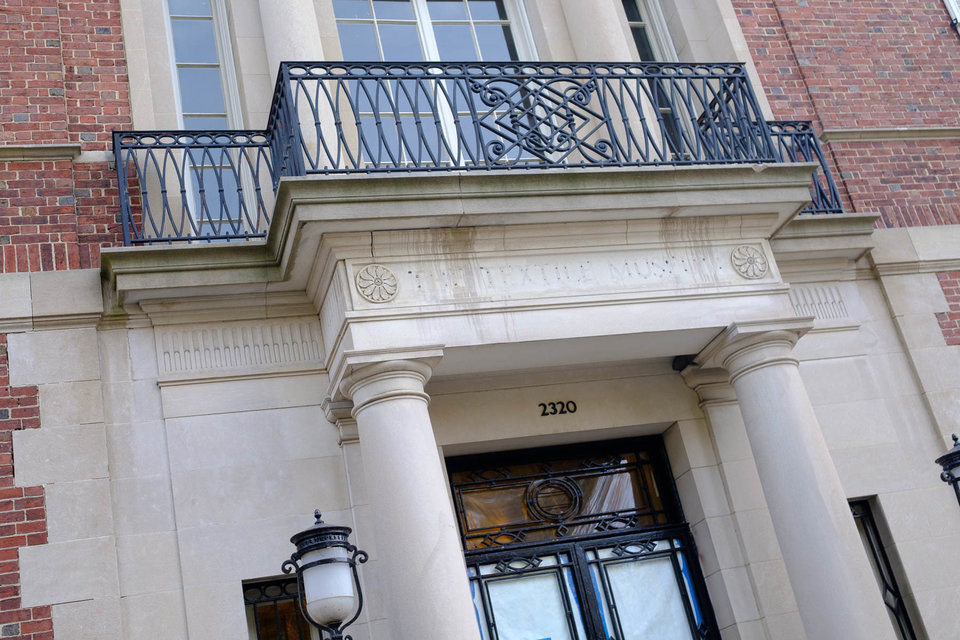 Tọa lạc ở địa chỉ 2320-2330, khu nhà này từng là viện bảo tàng trong gần một thế kỷ trước khi được chuyển vào khuôn viên của Đại học George Washington vào năm 2013.