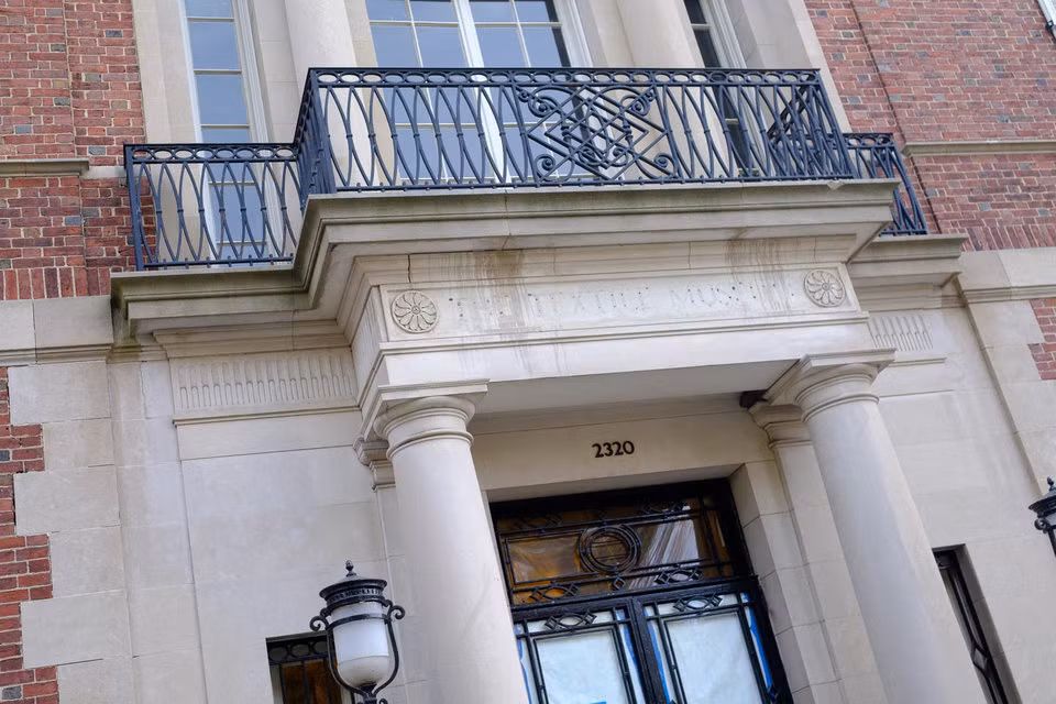 Tọa lạc ở địa chỉ 2320-2330, khu nhà này từng là viện bảo tàng trong gần một thế kỷ trước khi được chuyển vào khuôn viên của Đại học George Washington vào năm 2013.