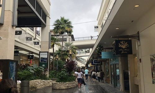Với hơn 2,2 triệu m2 diện tích bán lẻ, Ala Moana cũng là trung tâm mua sắm ngoài trời lớn nhất thế giới.