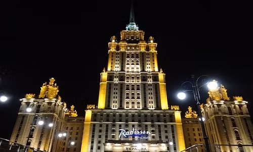 Là một trong những khách sạn hạng sang ở Moscow Radisson Royal Hotel tự hào với vị trí đắc địa ở trung tâm thủ đô. Khách sạn cao 206 mét, gồm 497 phòng, đặc biệt có trung tâm spa rộng tới 3.500m2. Ảnh: Booking.