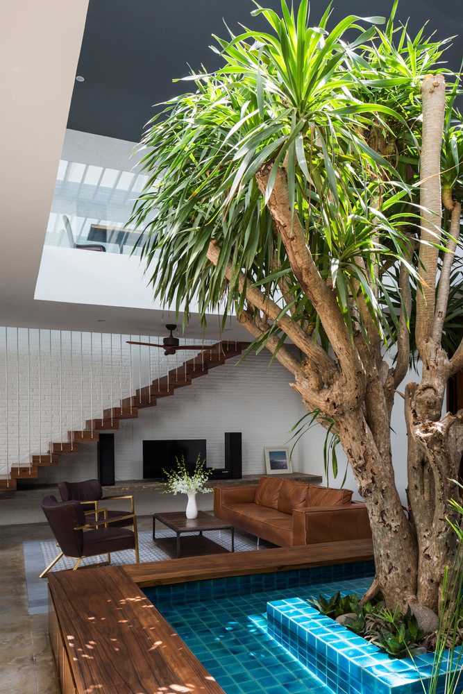 Những tia nắng hắt qua khoảng thông tầng đẹp lung linh.