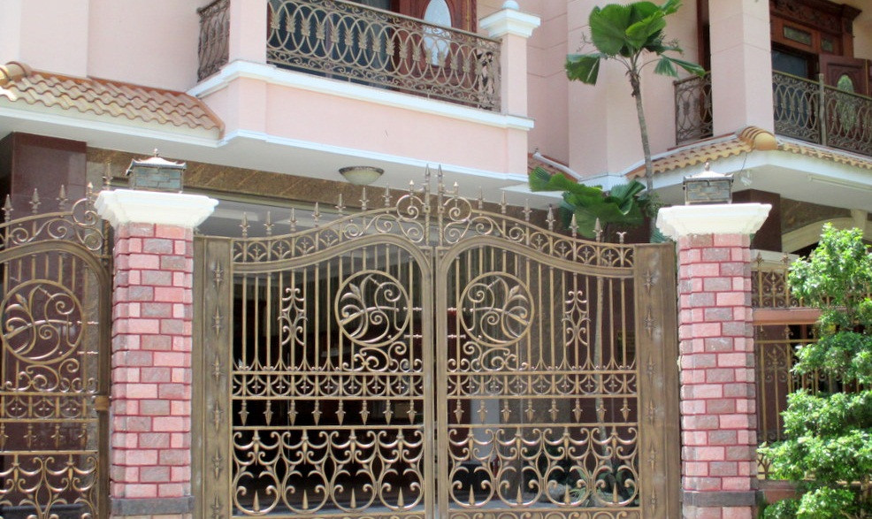 Thiết kế cổng nhôm đúc dạng thoáng và hiện đại. Ảnh: Cuaxepdailoan.
