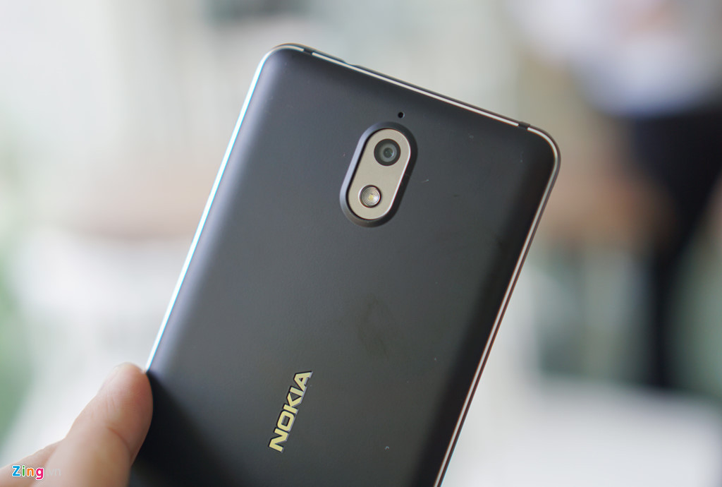 Phía mặt sau, máy được trang bị camera đơn 13 megapixel, thiết kế hơi lồi. Về tổng thể, Nokia 3.1 tỏ ra cực kỳ gọn gàng. Trừ khi cầm những chiếc iPhone màn hình 4 inch của Apple như SE hay iPhone 5, 5S, khó có mẫu Android nào cho cảm giác gọn như Nokia 3.1.