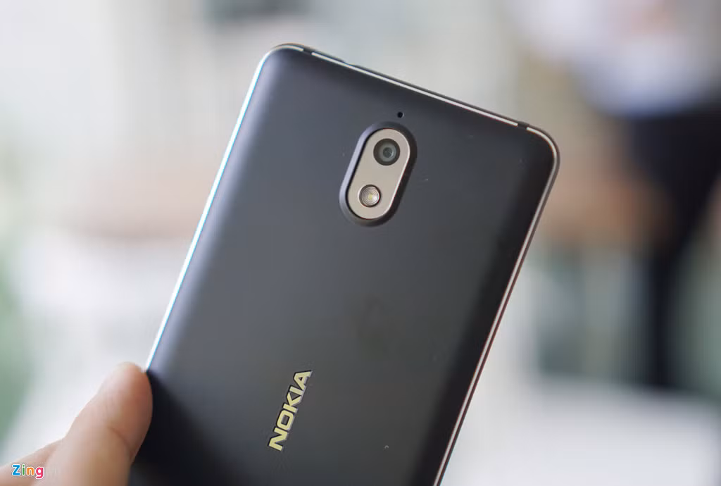 Phía mặt sau, máy được trang bị camera đơn 13 megapixel, thiết kế hơi lồi. Về tổng thể, Nokia 3.1 tỏ ra cực kỳ gọn gàng. Trừ khi cầm những chiếc iPhone màn hình 4 inch của Apple như SE hay iPhone 5, 5S, khó có mẫu Android nào cho cảm giác gọn như Nokia 3.1.
