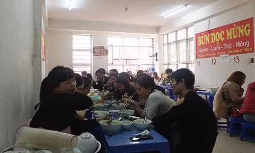 Tầng 2 cũng kín chỗ.