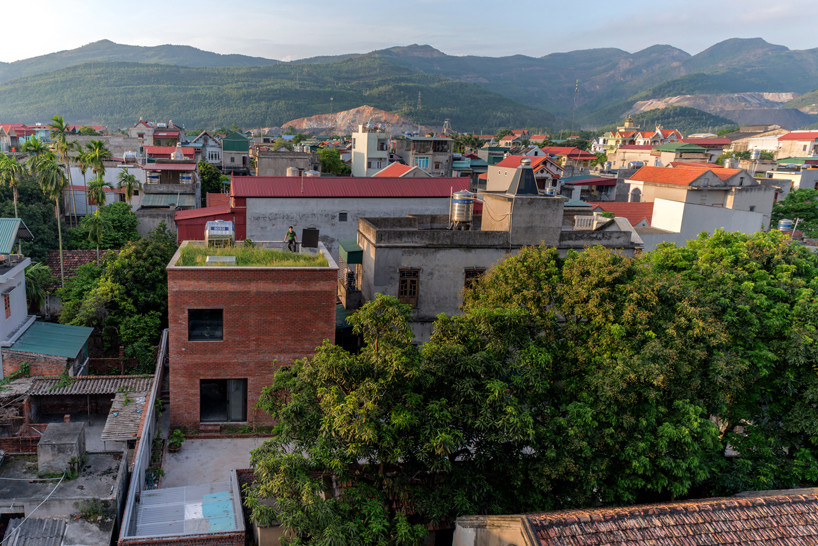 Nha gach tho co vuon cay tren mai noi bat tren bao ngoai