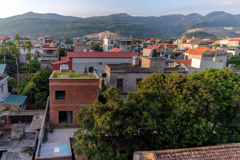 Nha gach tho co vuon cay tren mai noi bat tren bao ngoai