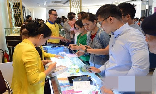 Khách hàng đông đúc mua vàng tại một cửa hàng của PNJ ngày vía Thần Tài.