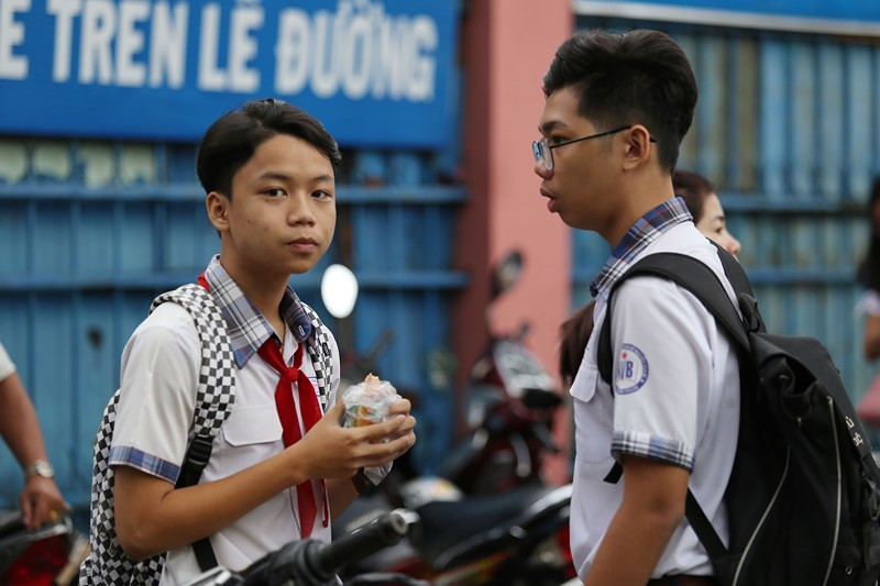 Nhiều em học sinh tranh thủ ăn sáng trước khi bước vào phòng thi.
