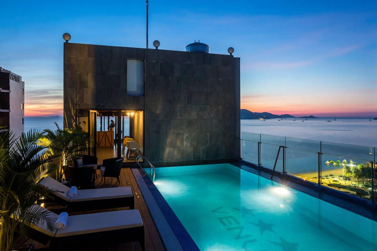 Khách sạn 3 sao còn có hồ bơi, quầy bar, nhà hàng...Nguồn ảnh: Hiroyuki Oki.