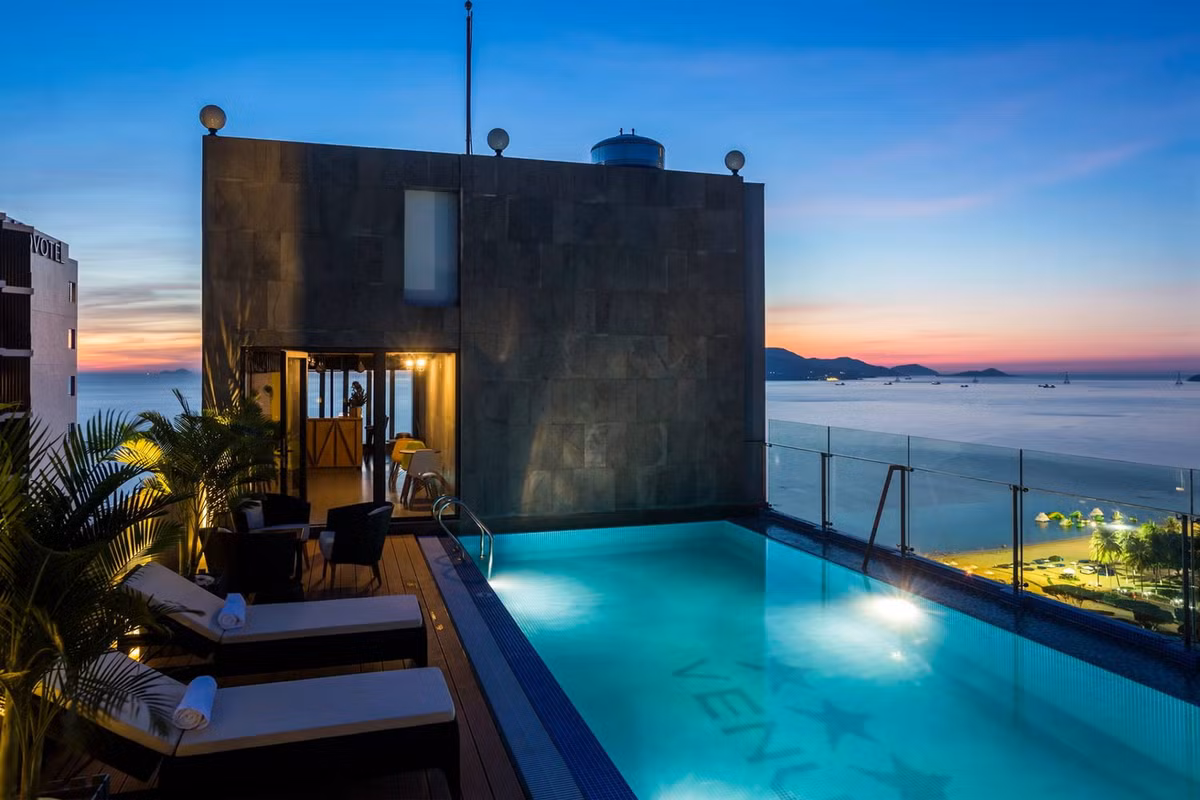 Khách sạn 3 sao còn có hồ bơi, quầy bar, nhà hàng...Nguồn ảnh: Hiroyuki Oki.