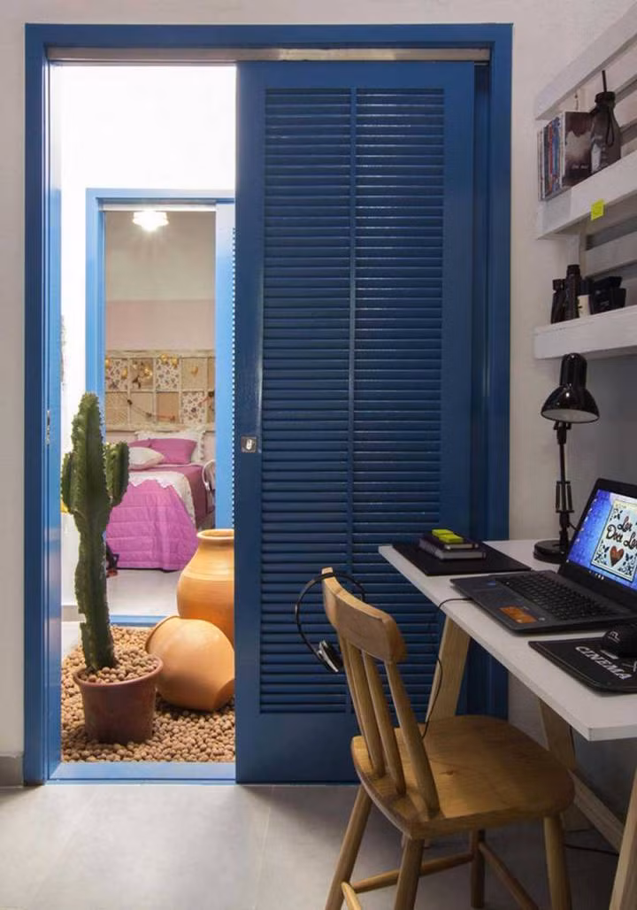 Trong phòng ngủ còn thiết kế một bàn làm việc nhỏ.